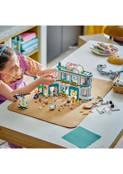 ® Friends Heartlake City Hastanesi 42621 - 7 Yaş & Üzeri Çocuklar için Yaratıcı Oyuncak Yapım Seti (1045 Parça)