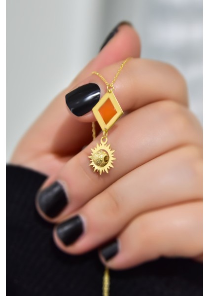 925 Ayar Gümüş Kaplama Parlayan Rüya Serisi Ebruli Cam Boyalı Dörtgen Güneş Kolye fiyatları