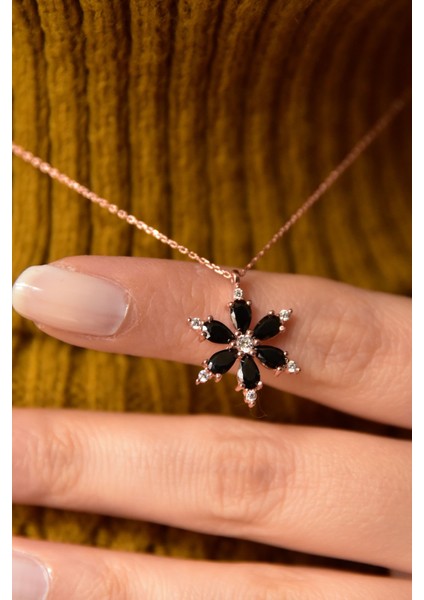 925 Ayar Gümüş Siyah Taşlı Kamelya Çiçeği Kadın Kolye