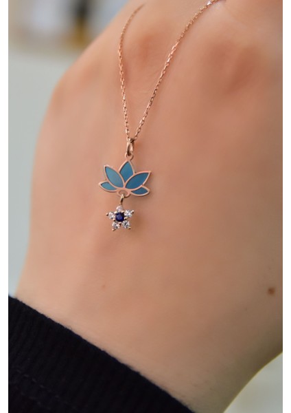 925 Ayar Gümüş Kaplama Parlayan Rüya Serisi Ebruli Mavi Cam Boyalı Çiçek, Lotus Kolye fırsatları