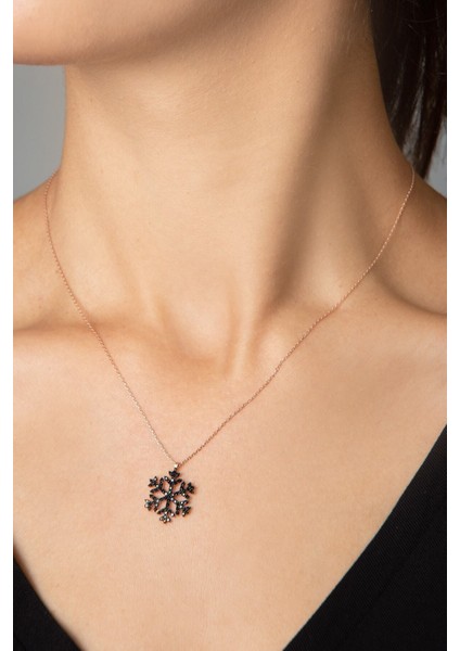 Kadın Siyah Taşlı Kar Tanesi Model 925 Ayar Gümüş Kolye modelleri