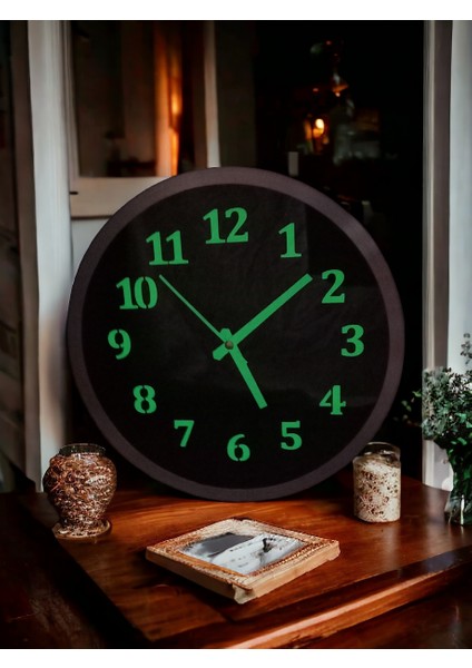 Fosforlu Gece Karanlıkta Parlayan Metal Çerçeveli Siyah Duvar Saati Çap 30 cm fiyatları