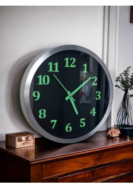 Fosforlu Gece Karanlıkta Parlayan Metal Çerçeveli Siyah Duvar Saati Çap 30 cm modelleri