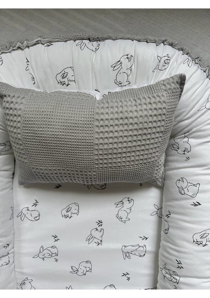 Çift Taraflı Babynest Bebek Uyku Yatağı ve Yastığı -Dışı Gri Waffle Pike , Içi Beyaz Tavşan Desenli Poplin Kumaş fiyatları