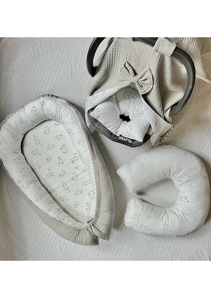 Çift Taraflı Babynest Bebek Uyku Yatağı ve Yastığı -Dışı Gri Waffle Pike , Içi Beyaz Tavşan Desenli Poplin Kumaş modelleri