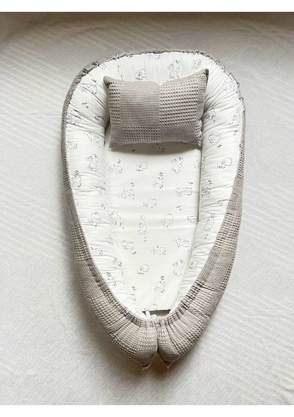 Çift Taraflı Babynest Bebek Uyku Yatağı ve Yastığı -Dışı Gri Waffle Pike , Içi Beyaz Tavşan Desenli Poplin Kumaş