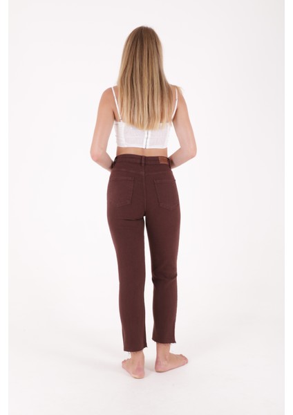 Paçaları Dikişsiz ve Yüksek Belli Cepli Astarsız Kadın Kot Pantolon Mom Fit Jean Kahverengi Denim indirimleri
