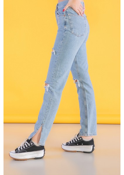 Mavi Yüksek Bel Lazer ve Paça Detaylı Mom Jeans