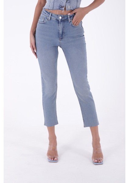 Paçaları Dikişsiz ve Yüksek Belli Cepli Astarsız Kadın Kot Pantolon Mom Fit Jean Orta Mavi Denim