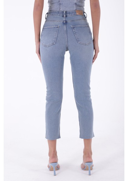 Paçaları Dikişsiz ve Yüksek Belli Cepli Astarsız Kadın Kot Pantolon Mom Fit Jean Orta Mavi Denim fırsatları