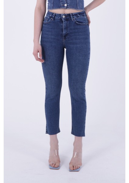Paçaları Dikişsiz ve Yüksek Belli Cepli Astarsız Kadın Kot Pantolon Mom Fit Jean Koyu Mavi Denim fiyatları