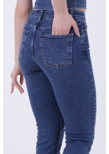 Paçaları Dikişsiz ve Yüksek Belli Cepli Astarsız Kadın Kot Pantolon Mom Fit Jean Koyu Mavi Denim fırsatları