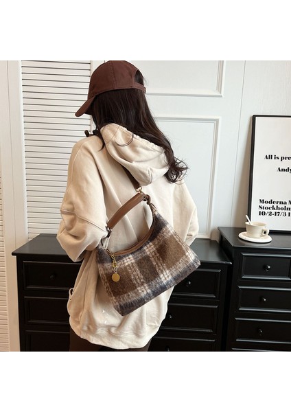 Kadınlar Için Büyük Kapasiteli Kontrast Ekose Yün Omuz Çapraz Askılı Çanta (Yurt Dışından) modelleri
