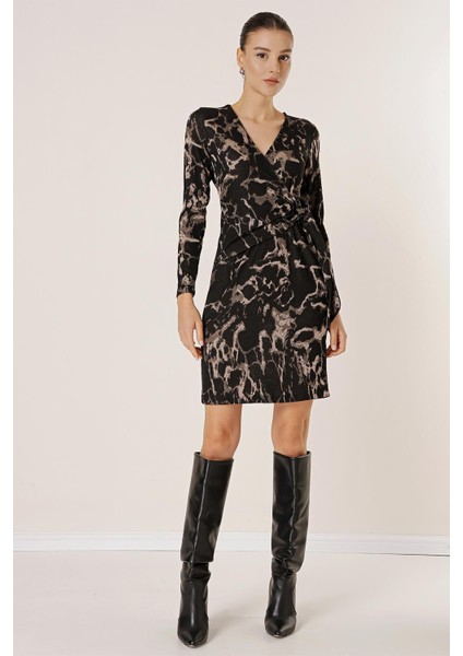 Kruvaze Yaka Toka Detaylı Desenli Likralı Elbise