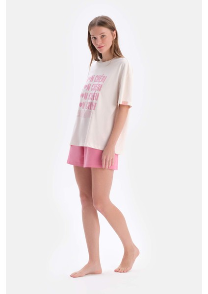 Ekru Kısa Kollu Parça Baskılı Süprem Tişört Şort Pijama Takımı