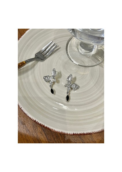 Sade ve Çok Yönlü Tasarıma Sahip Kelebek Şekilli Küpeler (Yurt Dışından)