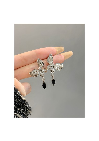 Sade ve Çok Yönlü Tasarıma Sahip Kelebek Şekilli Küpeler (Yurt Dışından) modelleri