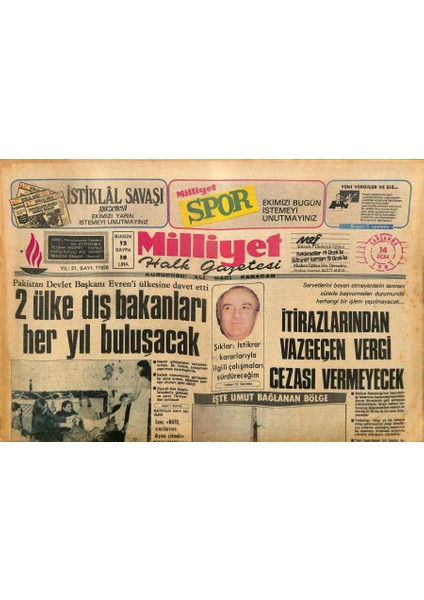 Milliyet Halk Gazetesi 14 Ocak 1981-MARADONA ve Rummenigge,kıyıya Çekilmiş Bir Sandal Içinde 1982DE Ispanyada Buluşmak Için Birbirlerine Söz Verdi GZ127432