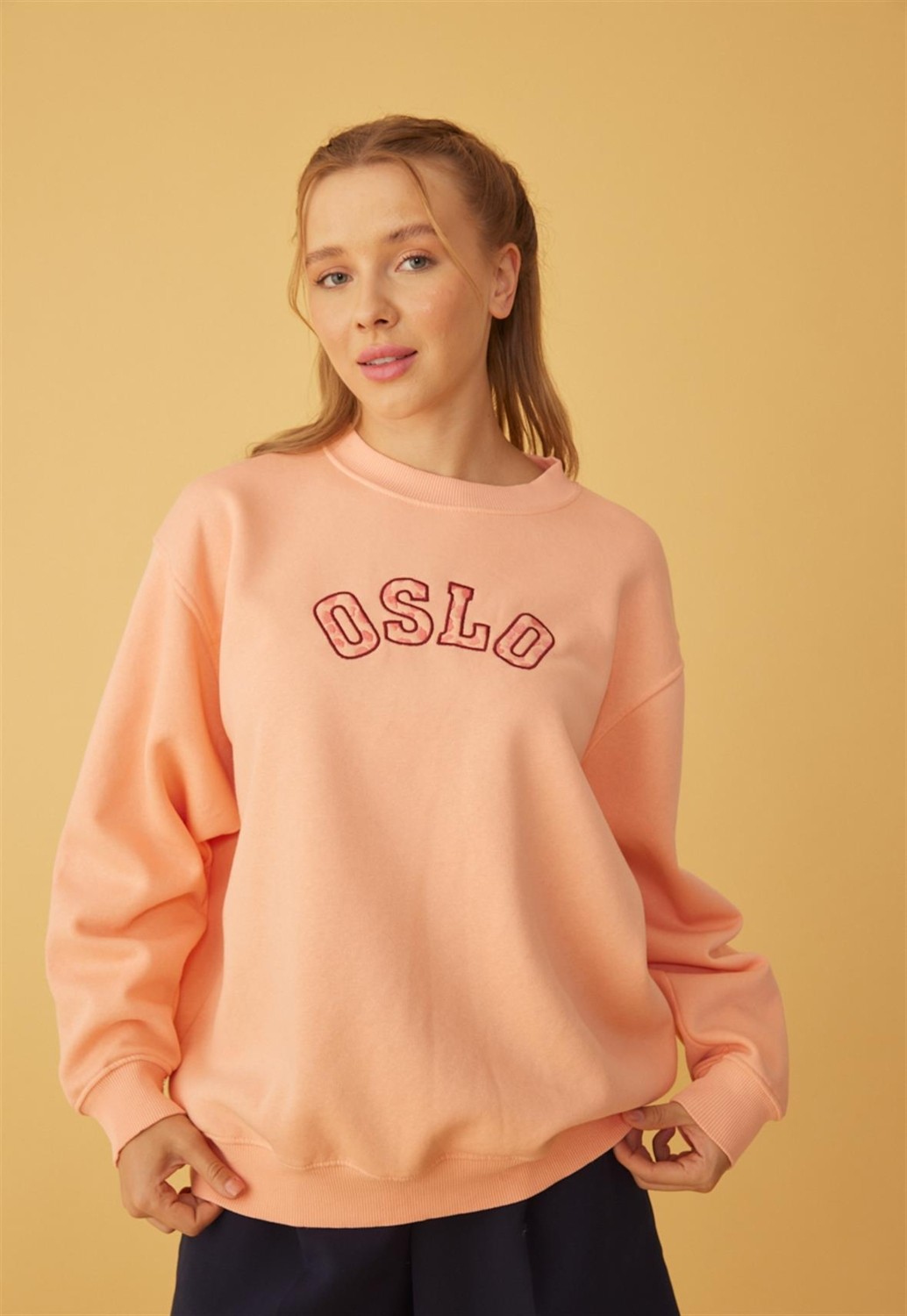 Tubia Kadın Somon Renk Oslo Baskılı Oversize Sweatshirt görsel 4