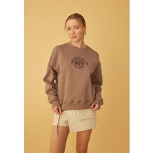 Tubia Kadın Nakış Baskılı Kahve Oversize Kısa Sweatshirt