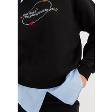 Tubia Kadın Siyah Nakış Baskılı Oversize Kısa Sweatshirt