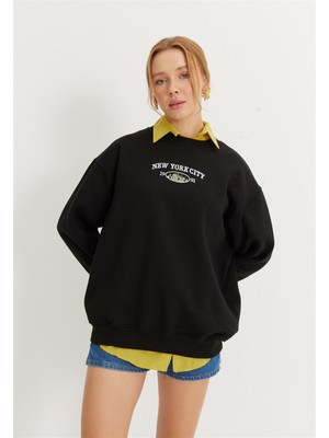 Tubia Kadın Siyah New York City Baskılı Oversize Sweatshirt