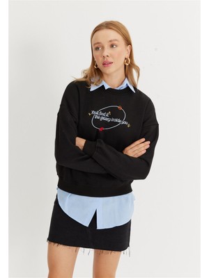 Tubia Kadın Siyah Nakış Baskılı Oversize Kısa Sweatshirt