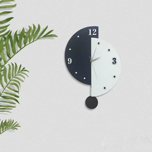 Siyah Beyaz Asimetrik Modern Sallanan Sarkaçlı Duvar Saati