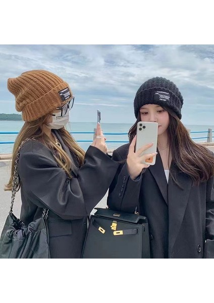 Yün Şapka Kadın Kış Örme Şapka Artı Kadife Sıcak Kadın Hapis Şapkası Sonbahar ve Kış Kazak Kulak Koruyucu Pamuk Şapka Kare Etiket Örme Şapka [siyah] Tek Boyut (Yurt Dışından) modelleri