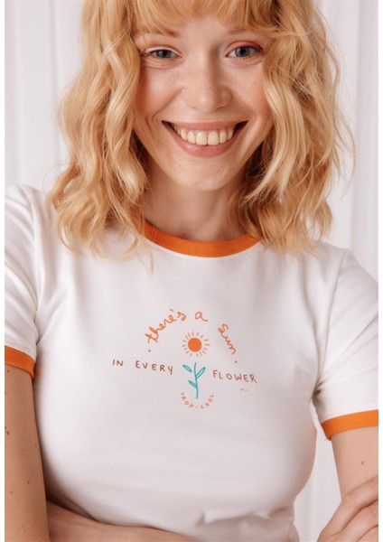 Kadın Ekru Renk In Every Flower Baskılı Crop T-Shirt fiyatları