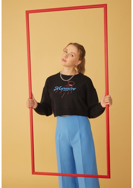 Kadın Siyah Mercury Baskılı Crop Sweatshirt