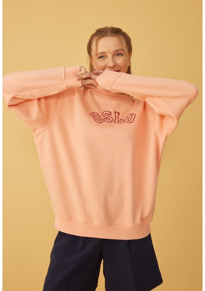 Kadın Somon Oslo Baskılı Oversize Sweatshirt modelleri
