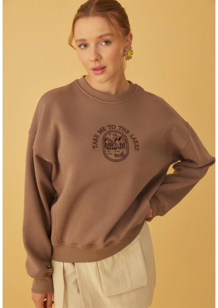 Kadın Nakış Baskılı Kahve Oversize Kısa Sweatshirt