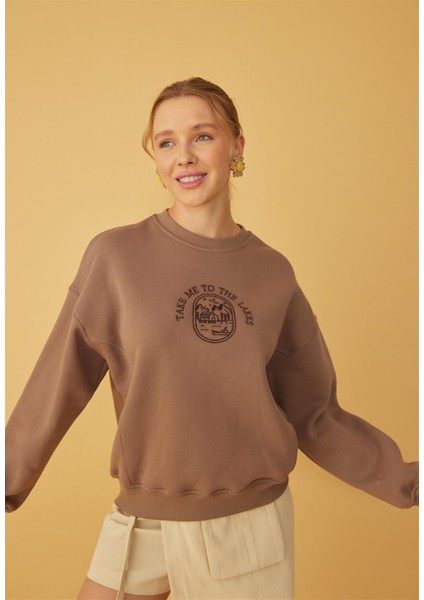 Kadın Nakış Baskılı Kahve Oversize Kısa Sweatshirt