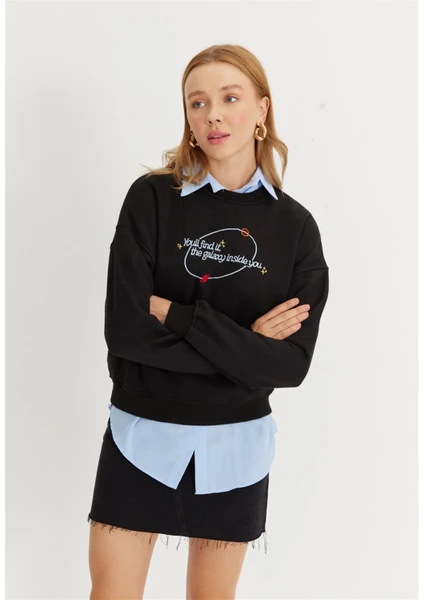 Kadın Siyah Nakış Baskılı Oversize Kısa Sweatshirt