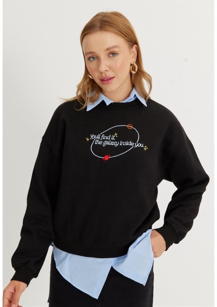 Kadın Siyah Nakış Baskılı Oversize Kısa Sweatshirt fiyatları