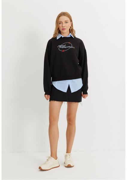 Kadın Siyah Nakış Baskılı Oversize Kısa Sweatshirt fırsatları