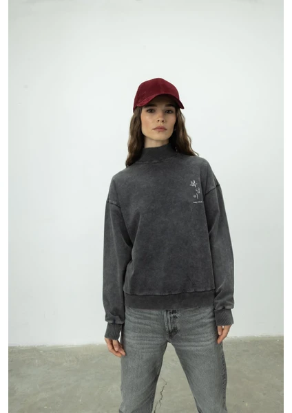 Kore Baskılı Antrasit Renk Eskitmeli Yarım Balıkçı Yaka Sweatshirt