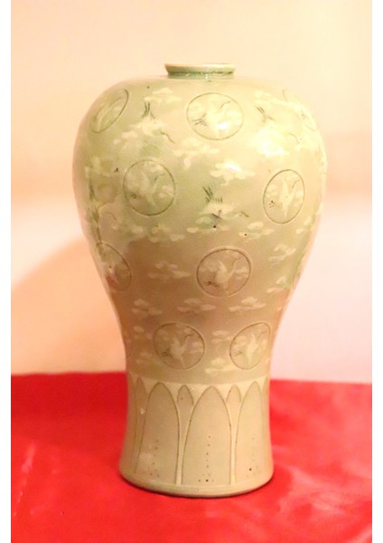 Porselen, Yüzeyi El Boyaması Leylek Figürleriyle Bezenmiş Eski Dönem Çin Celadin Vazo. Y 35CM.