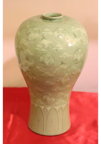 Porselen, Yüzeyi El Boyaması Leylek Figürleriyle Bezenmiş Eski Dönem Çin Celadin Vazo. Y 35CM.