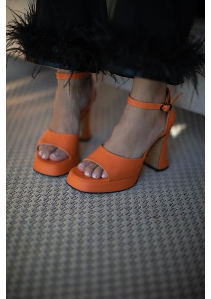 Tek Bantlı Kalın Platform Topuklu Ayakkabı Turuncu10