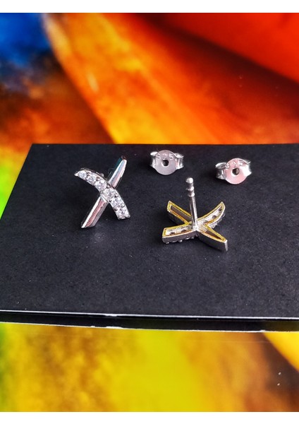 925 Ayar Gümüş Zirkon Taşlı Yeni Trend Çarpı Çivili Kadın Küpe Yılbaşı Yeni Yıl Hediye modelleri