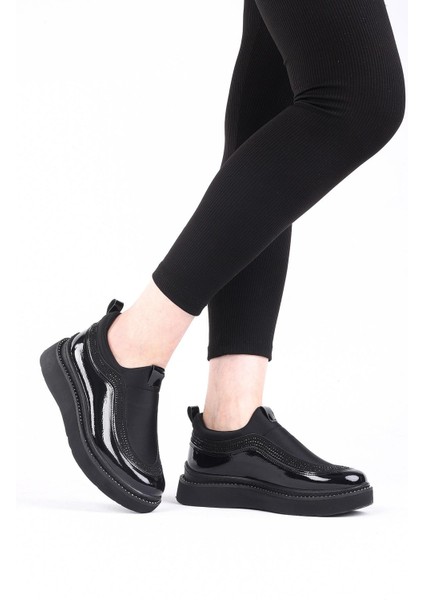 Blenda Siyah Renkli Taşlı Detaylı Yürüyüş Ayakkabısı