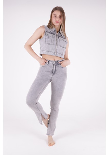 Paçaları Yırtmaç Detaylı Yüksek Belli ve Cepli Normal/basic Jean Kadın Kot Pantolon Açık Gri Kar