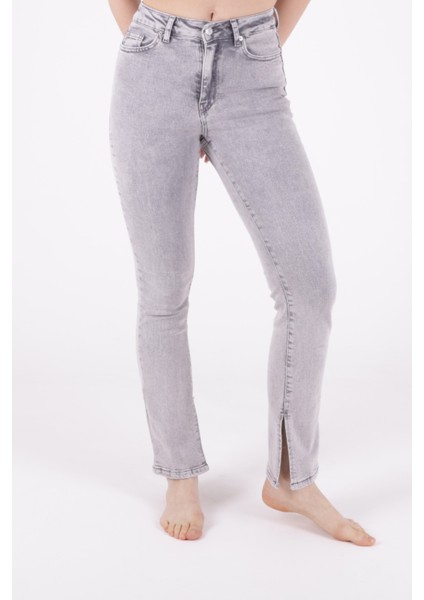 Paçaları Yırtmaç Detaylı Yüksek Belli ve Cepli Normal/basic Jean Kadın Kot Pantolon Açık Gri Kar fiyatları
