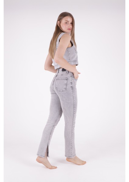 Paçaları Yırtmaç Detaylı Yüksek Belli ve Cepli Normal/basic Jean Kadın Kot Pantolon Açık Gri Kar modelleri