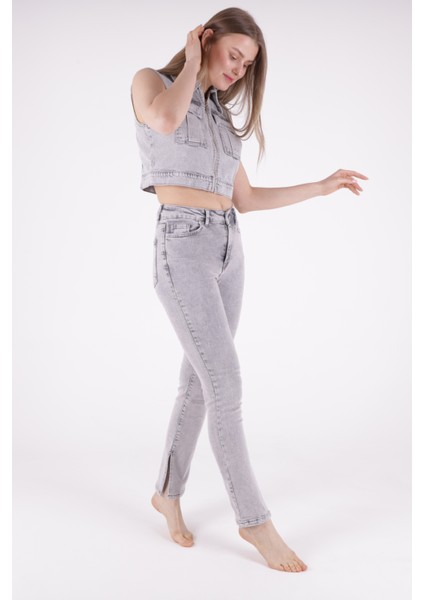 Paçaları Yırtmaç Detaylı Yüksek Belli ve Cepli Normal/basic Jean Kadın Kot Pantolon Açık Gri Kar fırsatları
