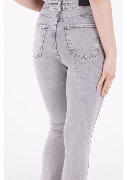 Paçaları Yırtmaç Detaylı Yüksek Belli ve Cepli Normal/basic Jean Kadın Kot Pantolon Açık Gri Kar indirimleri