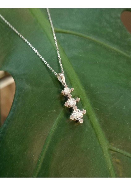 0,06 Karat Pırlanta Üçtaş Kolye