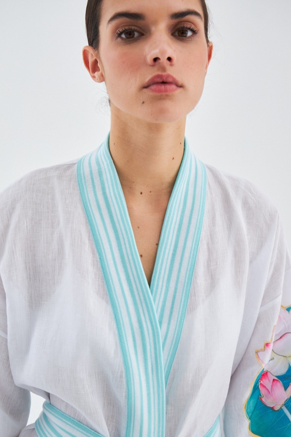 Peraluna LOTUS Balık Aplikeli Keten Karışımlı Diz Altı Kadın Kimono - Beyaz görsel 2